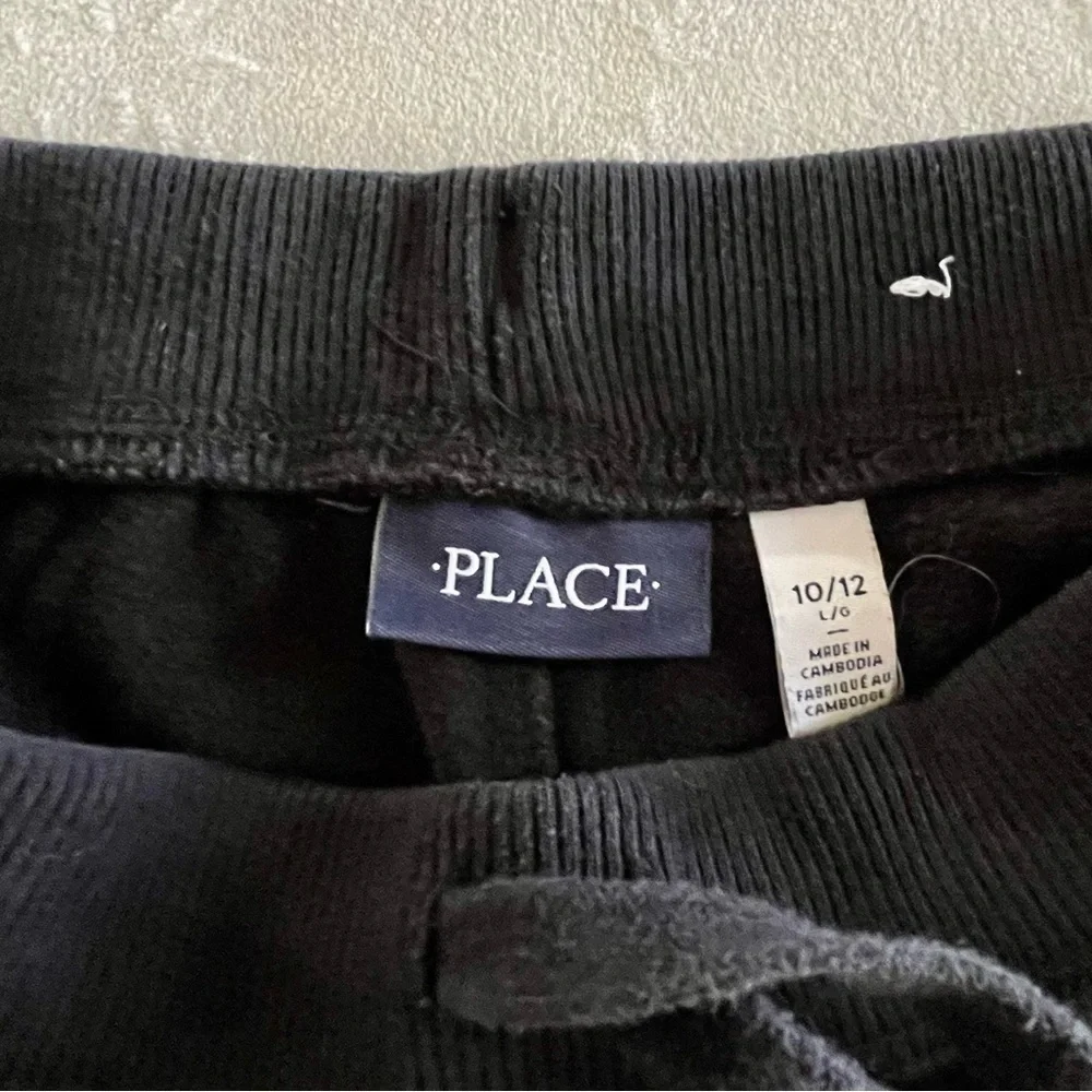 CHILDRENS PLACE, BOYS BLACK SWEAT PANTS WITH WHITE SIDE STRIPE. SIZE L(10/12).